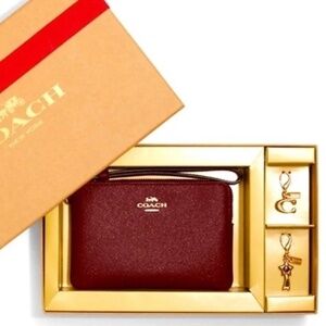 Coach Boxed Corner Zip Wristlet w 2 Charms in Gift Box NIB